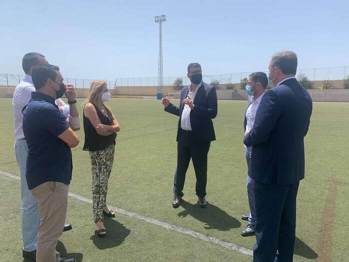 Momento de la visita del consejero de Deportes del Cabildo de Gran Canaria, Francisco Castellano (Foto TA)